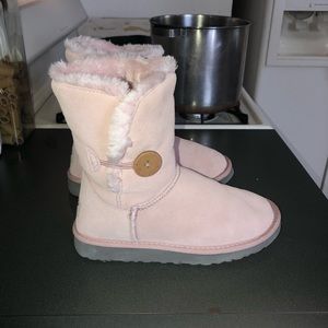 BRAND NEW Bailey button UGGs